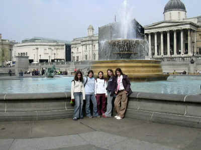 Marlne, Marion, Audrey, Mathilde et Thiphaine in front of theNational Gallery